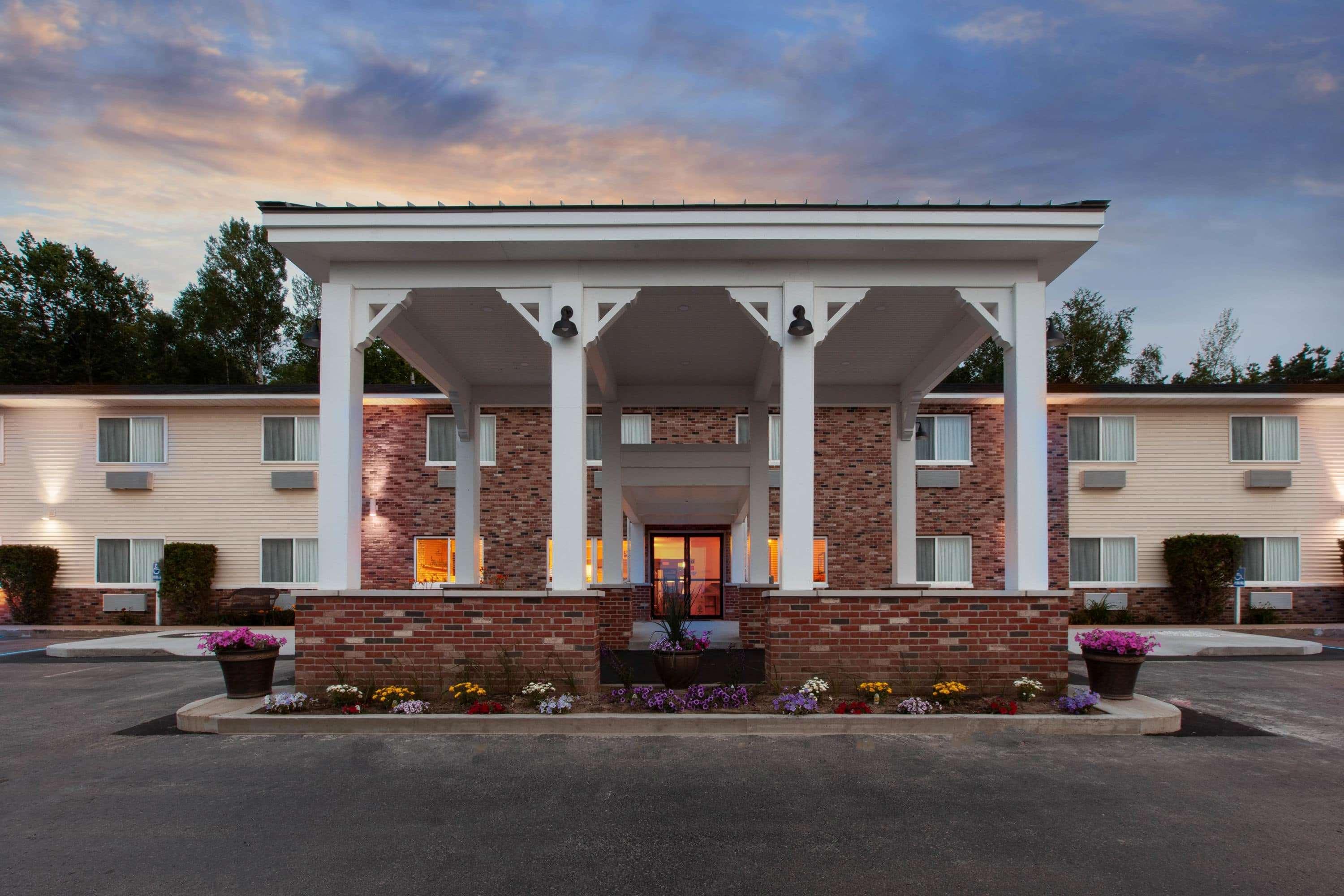 Americinn By Wyndham Петоскі Екстер'єр фото